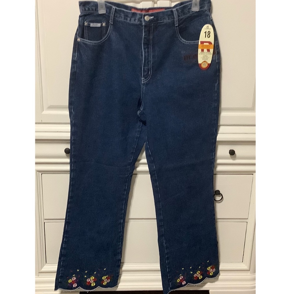 NWT  ladies Sz 18, Fit & Flare jeans (flowers front leg) fit & flair, no stretch